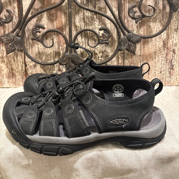 Keen Newport waterproof closed toe sandals 10 like new
